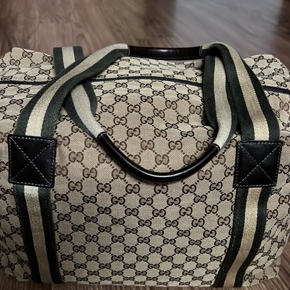 A 251 - ๐ฏ% authentic Gucci duffel travel bag - Picture 9 of 16